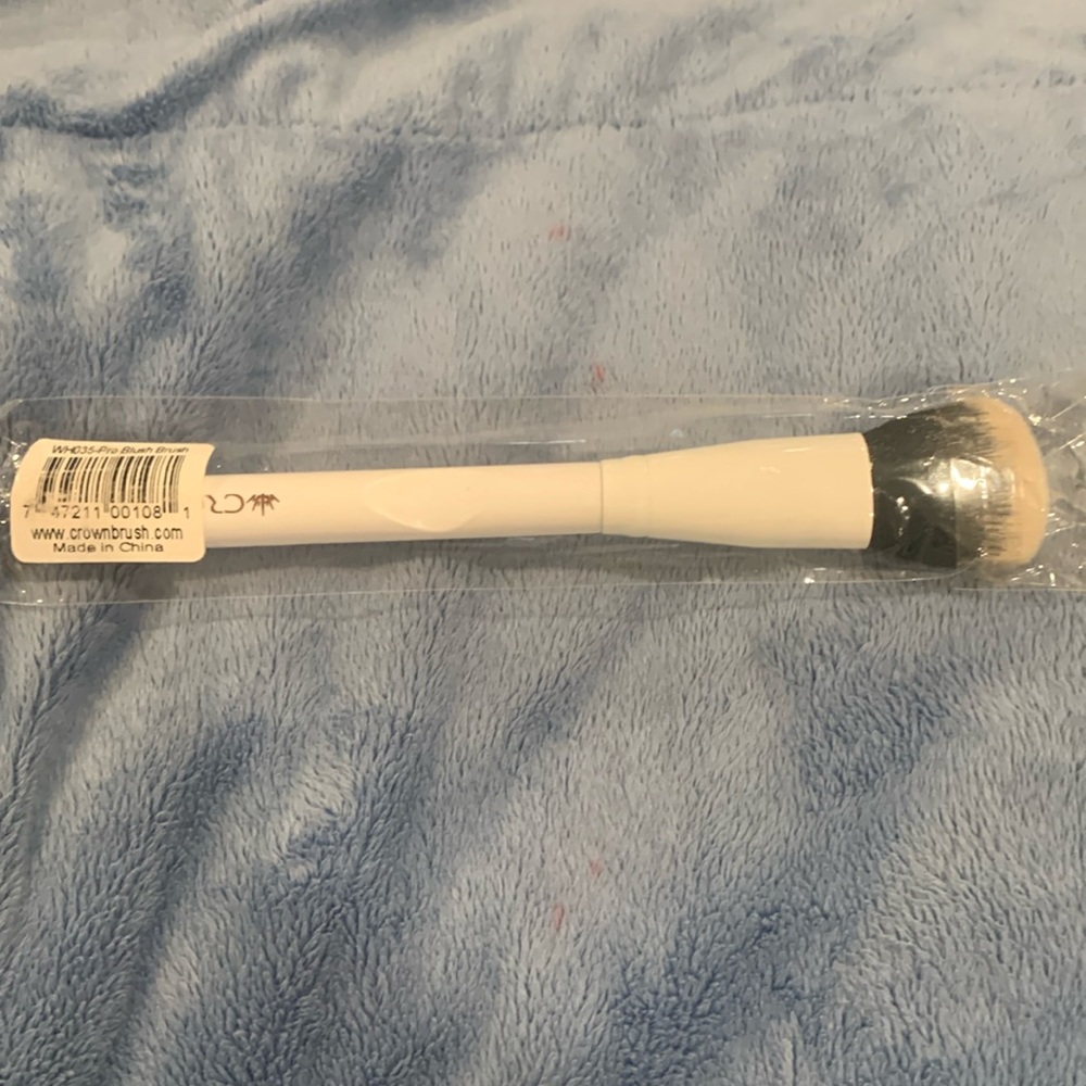 Crown Pro Blush Brush